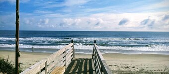 Sea Haven- Heated Salt Water Pool, Sleeps 16, Dogs OK! 500ft to beach, Hot Tub