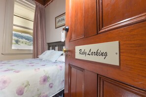 Chambre (Ruby & Holloway) | DĂ©cor unique, ameublement unique, rideaux dâobscurcissement