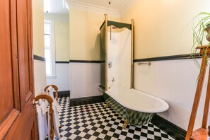 Fleur & Wilkinson | Bathroom | Free toiletries, hair dryer, towels, soap - Dunstan House (Clyde)