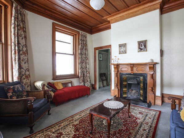 Ellen Jennings Room | Individually decorated, individually furnished, blackout drapes - Dunstan House (Clyde)