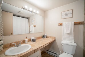 Ensemble douche/baignoire, sèche-cheveux, serviettes fournies, savon