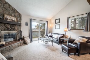 Smart TV, fireplace - Mountain Condo with Free shuttle to Winter Park town and ski hill. Pool/Hot tubs (Fraser)