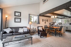 Smart TV, fireplace - Mountain Condo with Free shuttle to Winter Park town and ski hill. Pool/Hot tubs (Fraser)