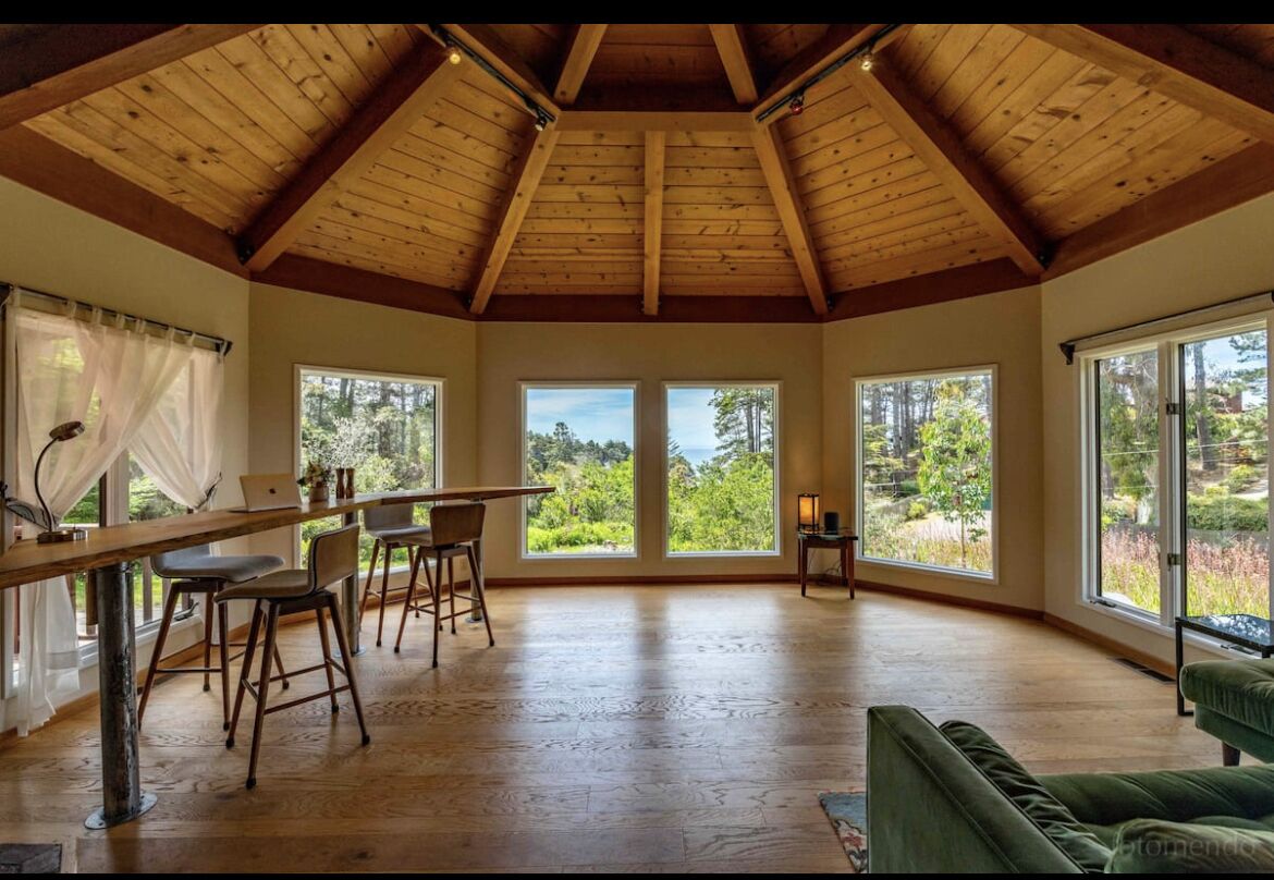 Spectacular Ocean Views- Craftsman home,  Hot tub and sauna on well over an acre