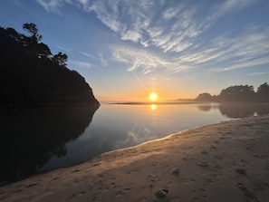 Beach - Stunning Sea Views, Hot Tub, Sauna, King Bed, Private and Sunny. (Little River)