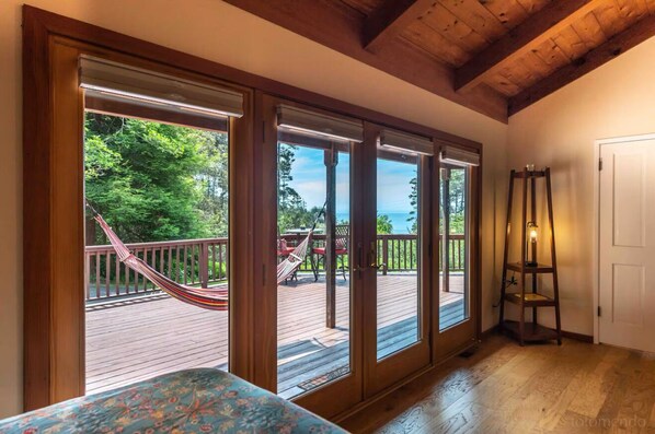 Interior - Stunning Sea Views, Hot Tub, Sauna, King Bed, Private and Sunny. (Little River)