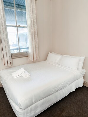 Standard-Dreibettzimmer, Gemeinschaftsbad