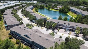 Exterior - 5BR/3BA townhome with hot tub,Near to Disney,Convention Center and Outlet (Kissimmee)