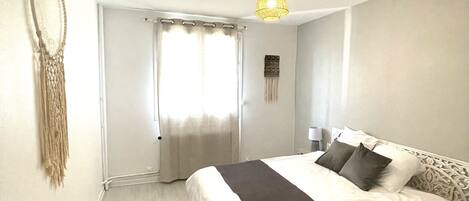 1 chambre, systĂšme dâinsonorisation, fer et planche Ă repasser