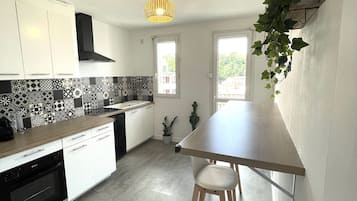 Réfrigérateur, micro-ondes, four, plaque de cuisson