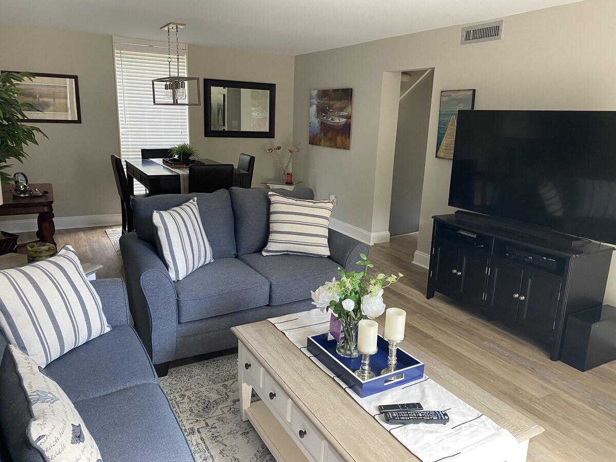 Newly Renovated Beach Condo w/ Pool & Coligny Beach Shopping and Dining!!