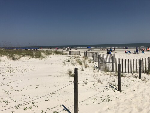 Newly Renovated Beach Condo w/ Pool & Coligny Beach Shopping and Dining!!