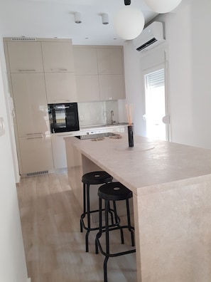 Fridge, oven, stovetop, coffee/tea maker