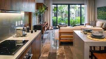 Departamento de lujo, 2 habitaciones, alberca privada, planta baja | Cocina privada