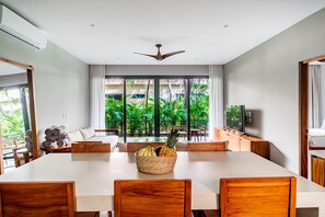 تلفزيون بشاشة مسطحة بحجم 42-بوصة يعرض قنوات تلفزيونية رقمية، تلفزيون