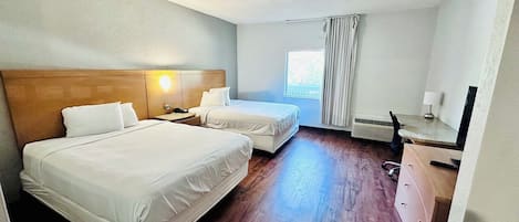 Schreibtisch, laptopgeeigneter Arbeitsplatz, kostenloses WLAN