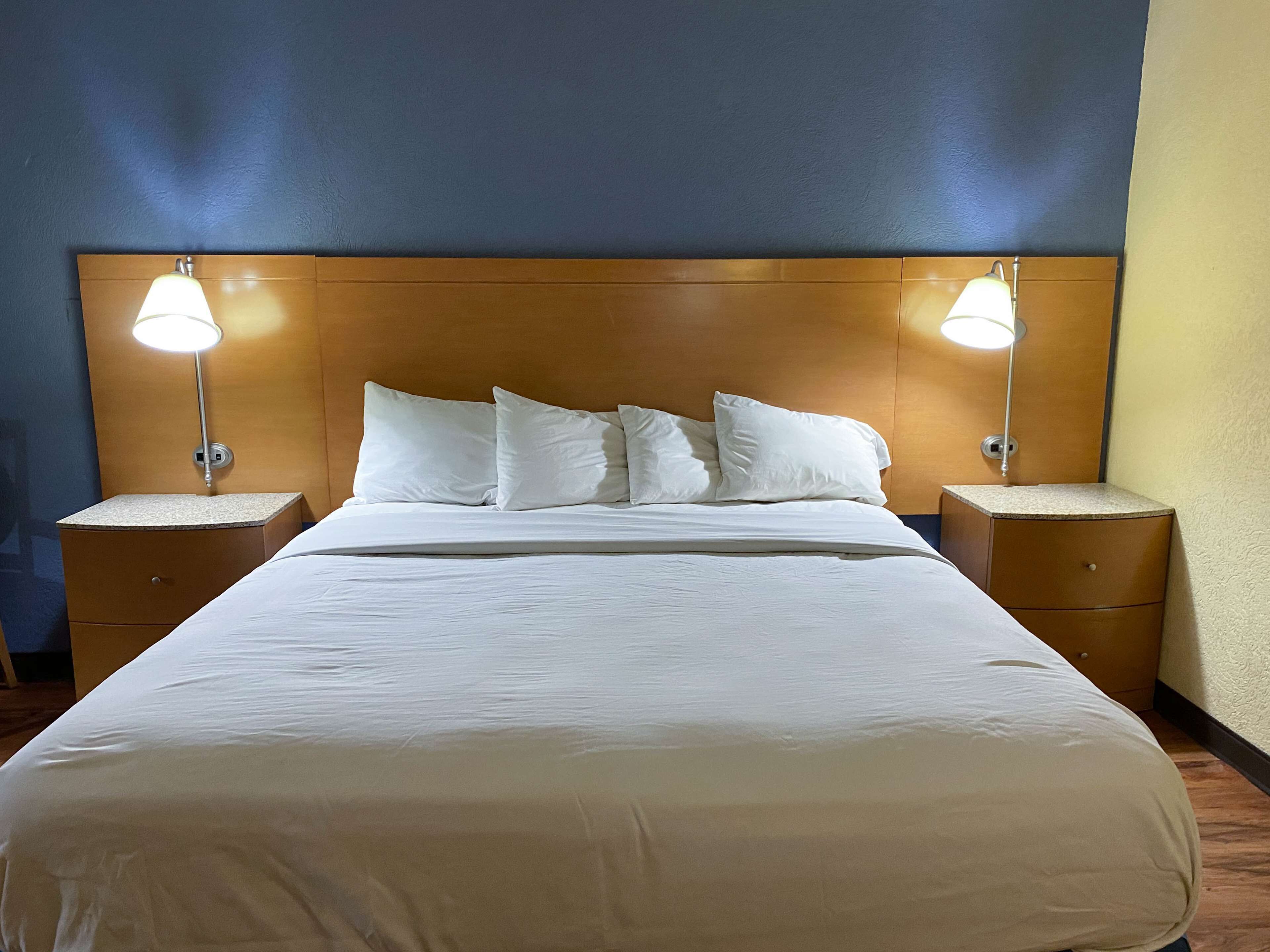 Schreibtisch, laptopgeeigneter Arbeitsplatz, kostenloses WLAN