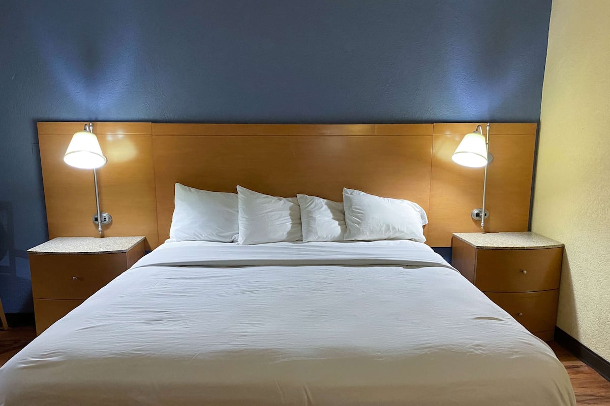 Schreibtisch, laptopgeeigneter Arbeitsplatz, kostenloses WLAN