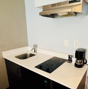 Mini-fridge, microwave, stovetop, coffee/tea maker - Studio 6 Extended Stay - Savannah, GA - Gateway & I-95 (Savannah)