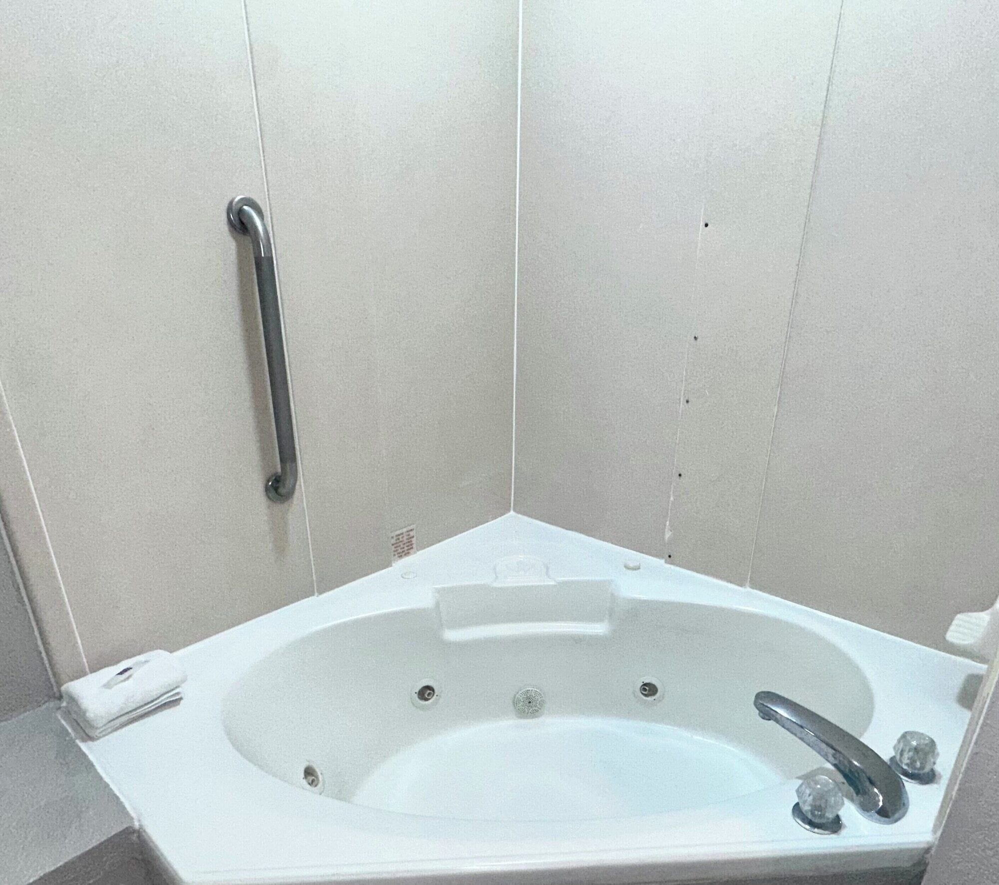 Photo - Studio 6 Extended Stay - Savannah, GA - Gateway & I-95