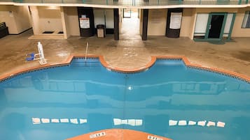 Kolam renang indoor