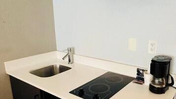 Mini-Kühlschrank, Wasserkocher mit Kaffee-/Teezubehör