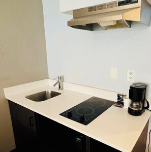 Mini-Kühlschrank, Wasserkocher mit Kaffee-/Teezubehör