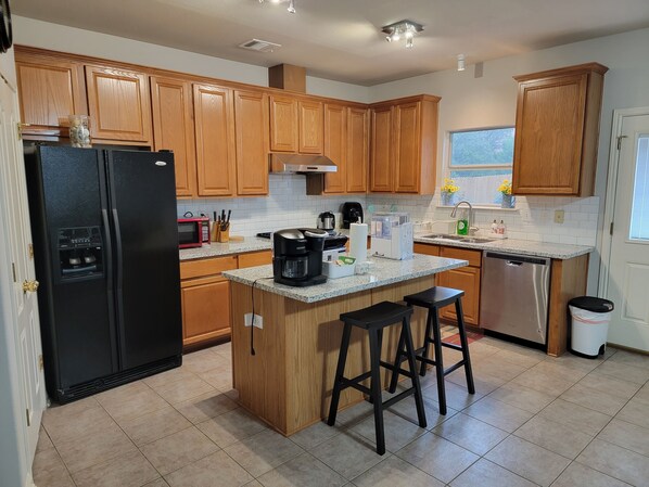 Refrigerador, microondas, horno y parrilla de estufa 