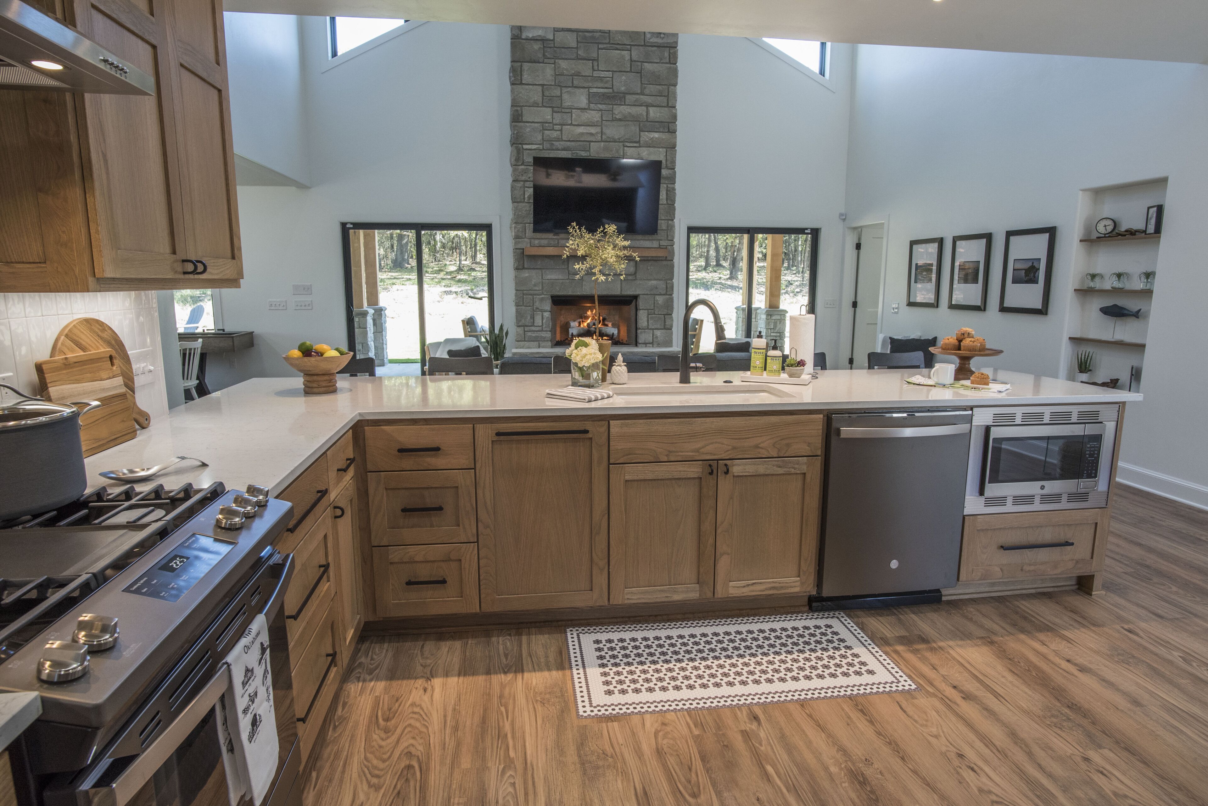 Jääkaappi, mikroaaltouuni, uuni, liesi