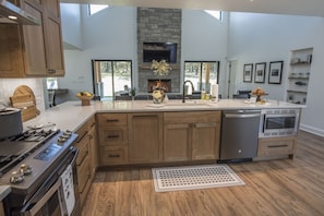 Jääkaappi, mikroaaltouuni, uuni, liesi