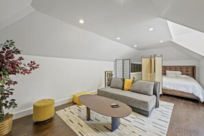 Interior - Private10 Acre retreat with beautiful streams and walking trails  (Snellville)