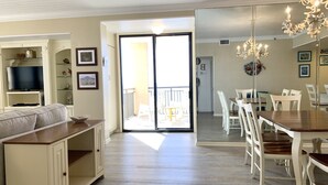 Un grand espace de vie comprenant un canapé, un téléviseur, une table à manger et des chaises.