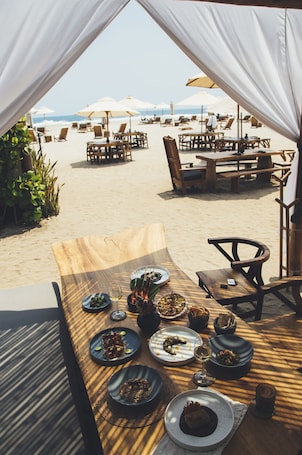 2 restaurants; breakfast, lunch, dinner and brunch served . Casa Joseph Zicatela