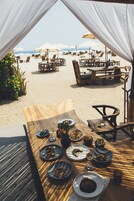 2 restaurantes; se sirve desayuno, almuerzo y cena; cocina internacional