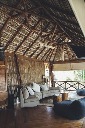 VILLA DELUXE WITH POOL OCEANFRONT | Living room