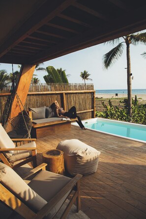 Deluxe studio suite, privézwembad, uitzicht op het strand | Terras