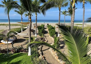 VILLA DELUXE WITH POOL OCEANFRONT | 2 dormitorios, ropa de cama de alta calidad, minibar y caja fuerte