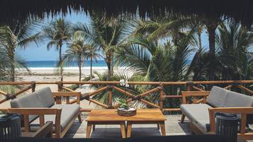 VILLA DELUXE WITH POOL OCEANFRONT | Balcón