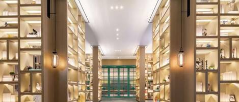 Et bibliotek med bogreoler langs begge sider af en midtergang.