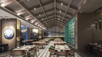 Un restaurant avec un plafond haut, de nombreuses tables et des chaises.