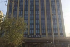 A tall building with a sign that reads 'Hotel'. - Heyue Hotel（Olympic Sports Center Store） (Jinan)