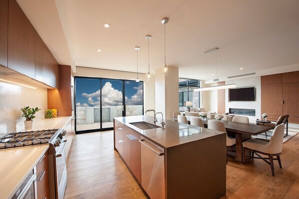 Réfrigérateur, four à micro-ondes, un four, surface de cuisson