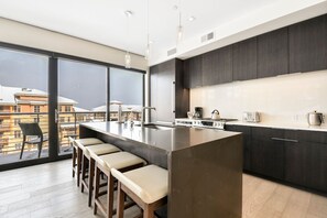 Réfrigérateur, four à micro-ondes, un four, surface de cuisson