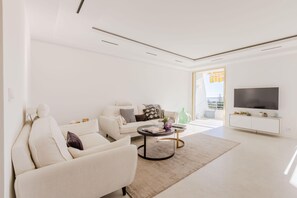 TV - 4-Room Apartment of 96m² with a Stunning View (Cannes)