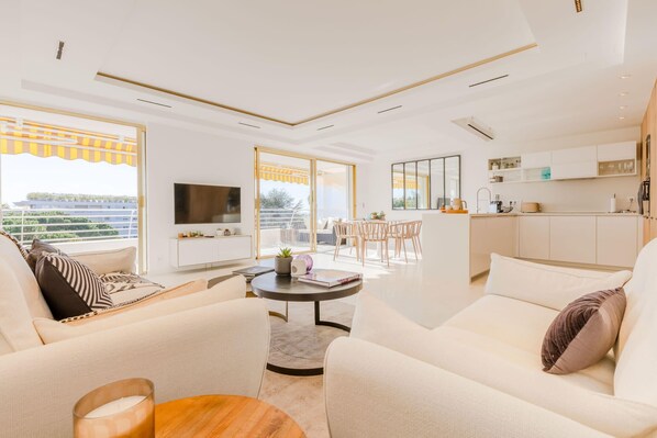 TV - 4-Room Apartment of 96m² with a Stunning View (Cannes)