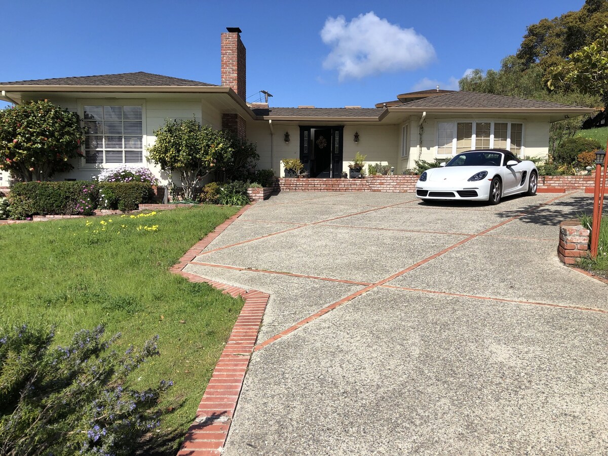 ELEGANT VIEW MASTER SUITE WITH PRIVATE BATH AND VIEW DECK