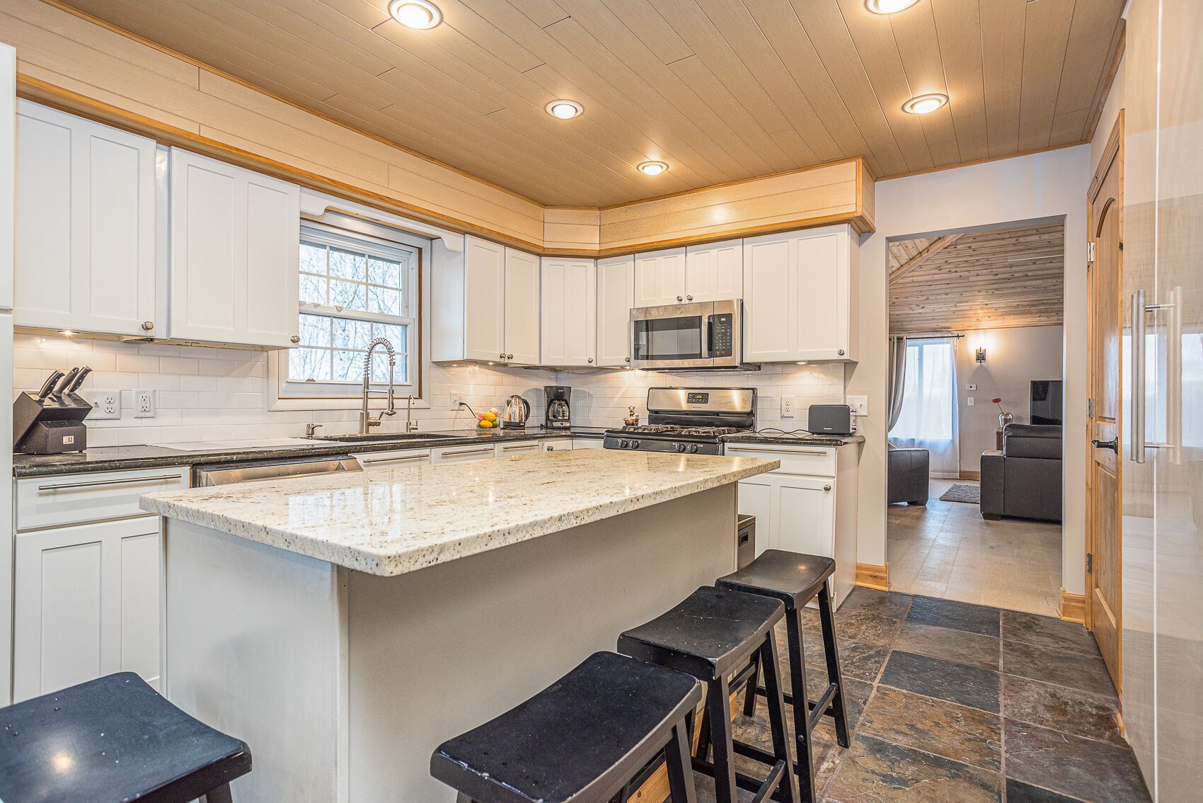 Jääkaappi, mikroaaltouuni, uuni, liesi