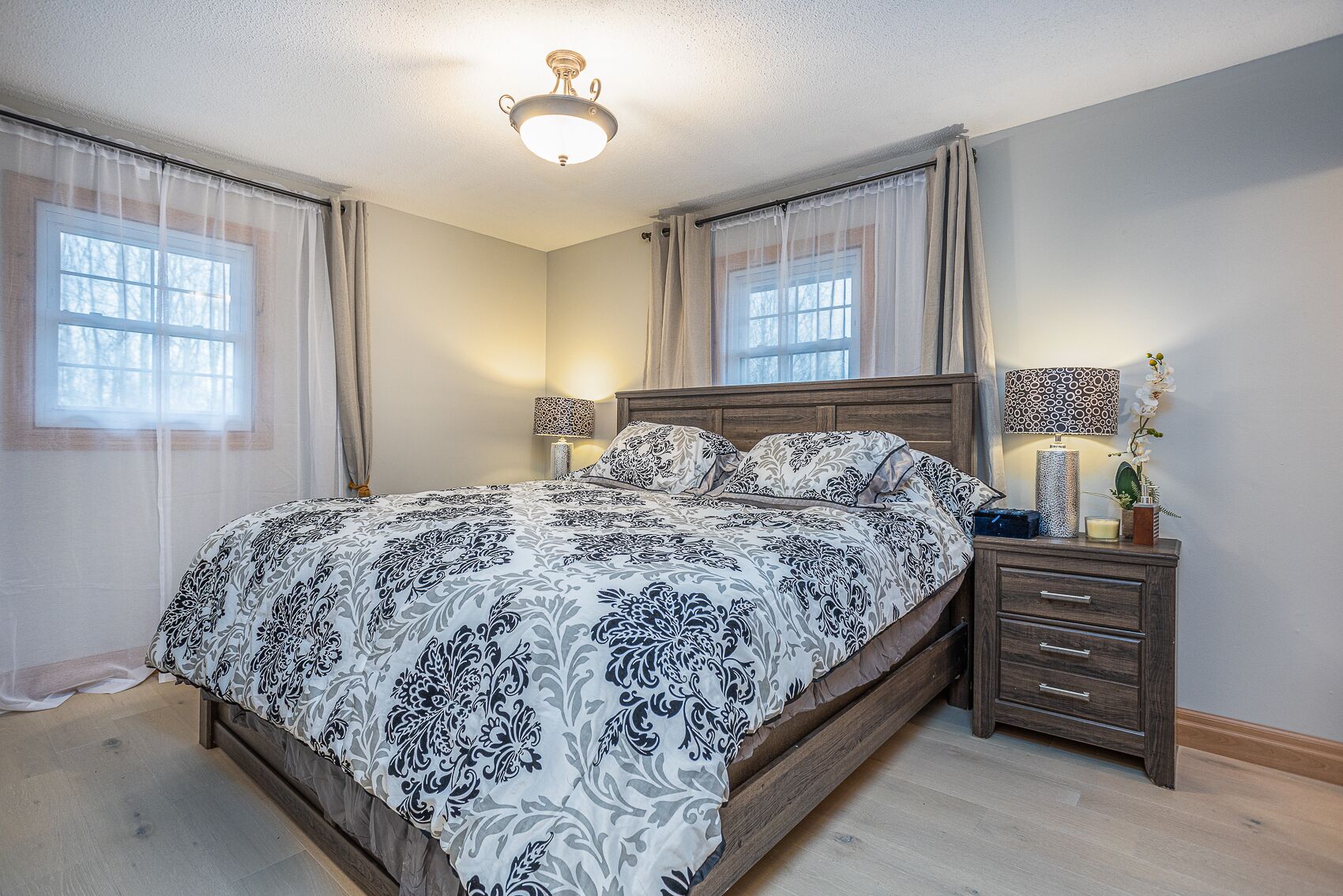 4 bedrooms, desk, iron/ironing board, internet