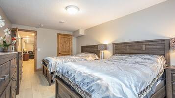 4 Schlafzimmer, Schreibtisch, Bügeleisen/Bügelbrett, Internetzugang