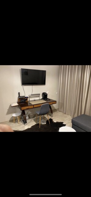 2 عدّة غرف نوم ومكتب وواي فاي مجانًا وملاءات أسرّة